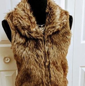 Sweater vest with fur collar